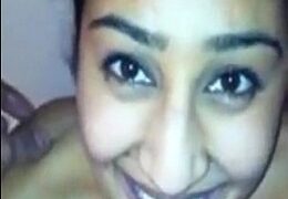 Gadis Delhi Melayani Kekasihnya Dengan Mulut Di Kamar Mandi