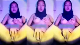 Gadis Remaja Berjilbab Tersulut Nafsu Menggoda Diri Sendiri
