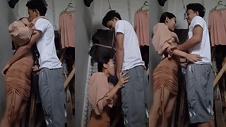 Kakak Dan Adek Main Di Rumah Saat Orang Tua Pergi