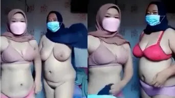 Tante Berhijab Dua-duaannya Telanjang Dada Montok