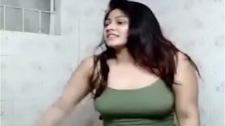 Video Panas Gadis India Berbadan Montok Memamerkan Tubuh Telanjangnya Yang Basah