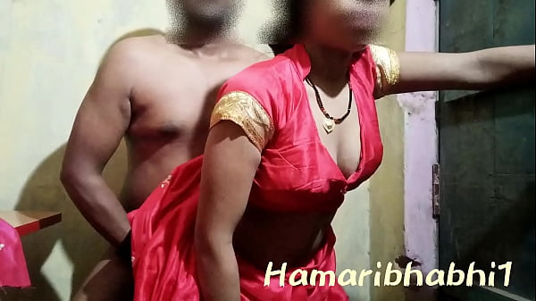 Istri Desa India Digoda Dalam Sari Merah Yang Menggoda