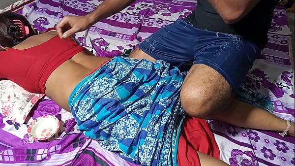 दोस्त की गर्म माँ ने मालिश के बहाने मेरी लंड को अपनी गीली चूत में घुसाया – जोरदार हिंदी आवाज में