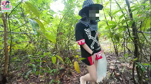 สาวไทยใจกล้าเปลือยกายโชว์เรือนร่างเปลือยเปล่าท่ามกลางท้องทุ่ง