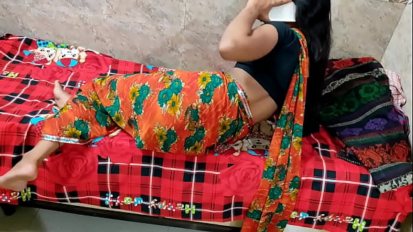 पति से फोन पर बात करते हुए भाई मेरी चूत को जोर-जोर से चोदो और फाड़ दो।