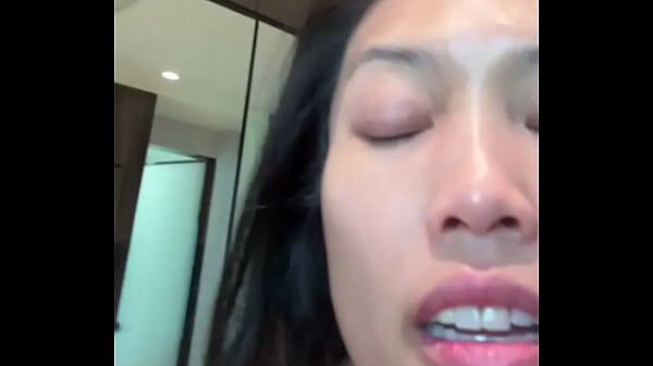Gadis Tionghoa Yang Haus Perhatian Dan Tubuhnya Menggoda