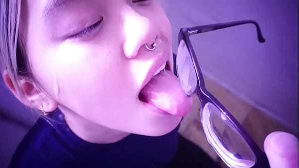 Budak Asia Tak Sabar Menanti Tuannya; Dia Menjilat Cairan Di Kacamatanya. Video Lengkap Di Sabelarsene.com