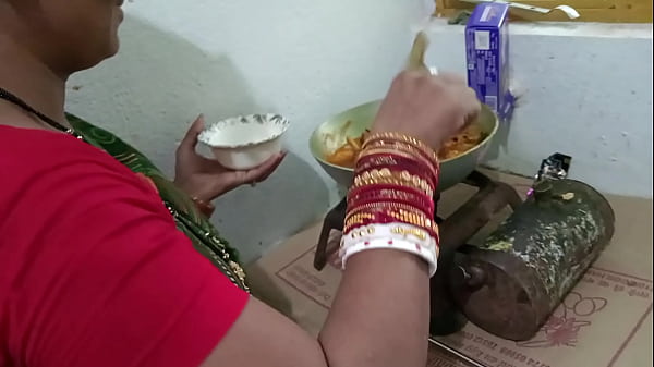रसीली मैड को किचन स्टैंड पर चिकन बनाते बनाते जमकर चोदा