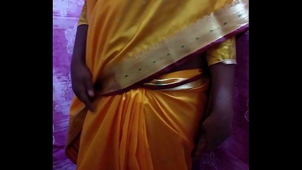 Gadis Seksi Desi Membuka Sari Sambil Memamerkan Asetnya Yang Menggoda