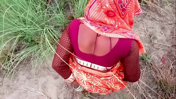 भाभी का गाँव में खेतों के बीच देवर के साथ गर्म मौज