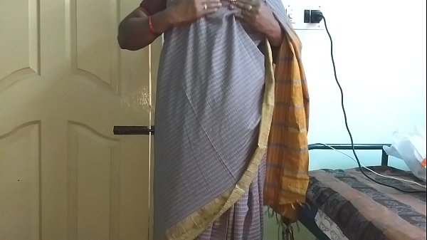 Desi Istri Nakal Dari India, Pakai Saree Abu-abu, Memamerkan Payudara Besar Dan Memek Dicukur, Meremas Payudara Dan Memelintir Puting Sambil Menggosok Memek Hingga Masturbasi