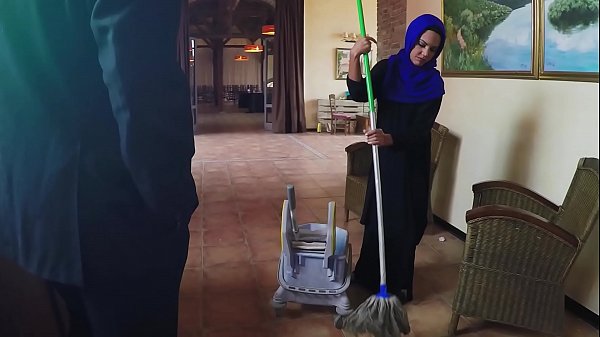 Pembersih Arab Terungkap – Dapatkan Uang Ekstra Dari Bos Dengan Imbalan Layanan Seks