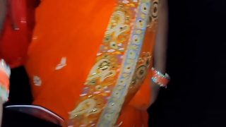 रात की सुनसान सड़क पर दीदी से फुसफुसाया, आज मन बहुत बेचैन है, रात को कुछ तीखा दे दो