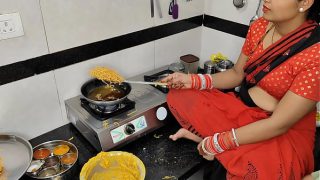 दिवाली की रात भाभी को नमकीन बनाते देख देवर का मन भी गरमा गया