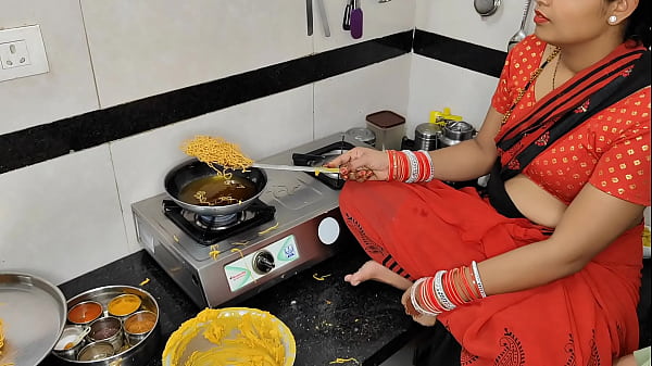 दिवाली की रात भाभी को नमकीन बनाते देख देवर का मन भी गरमा गया