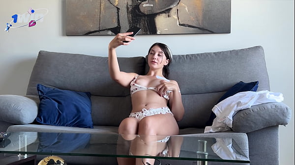 Kakak Tiriku Pulang Lebih Awal Dan Menangkapku Lagi Buat Foto Bugil Untuk Pacarku! Aku Terpaksa Masturbasiin Dia Sampai Ejakulasi…