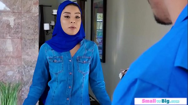 Remaja Arab Digoyang Keras Oleh Dua Pria Besar
