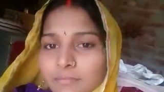 Gadis Desa India Memamerkan Memek Basah Dan Payudara Kencangnya