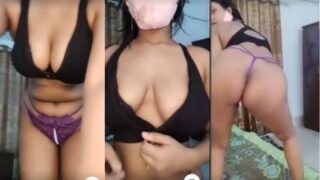 Gadis Desi Bugil Menggoyangkan Tubuhnya Dengan Sensual Demi Memenangkan Tantangan Daring