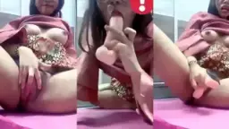 Tante Berjilbab Menggoyang Dildo Sambil Merintih Nikmat