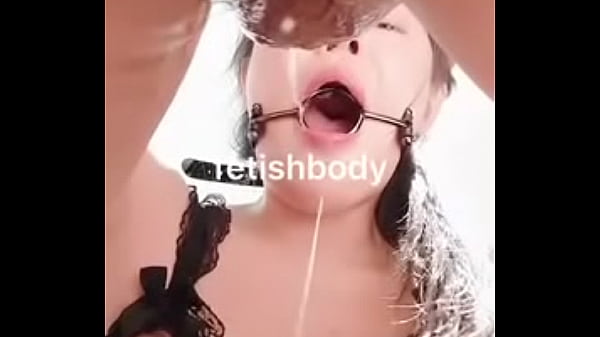 强制深喉到极致，口水拉丝交织呻吟，泪涕横流中颜射爆发，这无套内射般的快感简直让人欲罢不能。