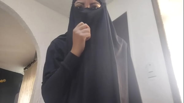 Arab Milf Menggairahkan, Mengocok Memek Basah Sampai Muncrat Dan Orgasme Kasar Di Webcam Sambil Berhijab