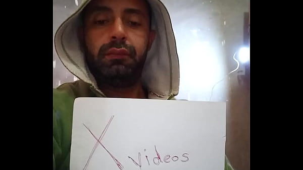أنا مستلقية في غرفة نومي بالقاهرة، مصر