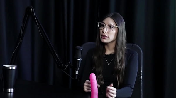 Melina Khalifa: Ibu Yang Dingin, Keluarga Terkekang, Dan Gaya Deep Throat Yang Menggoda