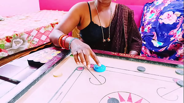 Video Panas. Permainan Carrom Membuat Bhabhi Menggoda Adik Iparnya Dengan Kata-kata Mesum Khas Telugu.