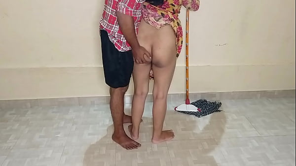 कमरे में झाड़ू लगाती हुई गर्म मालिश वाली आंटी को मोटा लंड चूसवाकर जोरदार चोदा