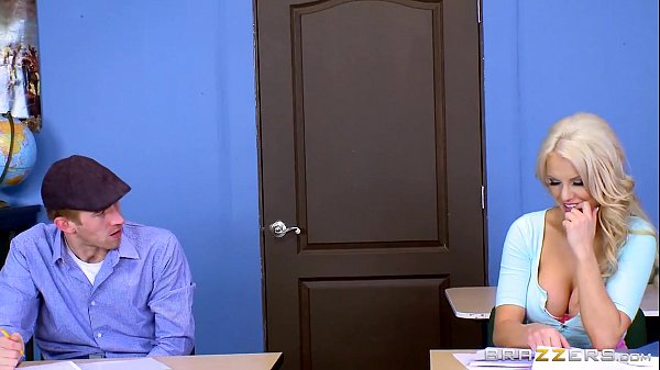 Kenzie Taylor Menggoda Dengan Payudara Besar Di Sekolah