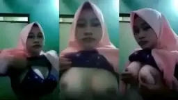 Abg Berjilbab Pamer Payudara Montok