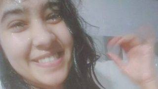 Gadis Remaja India Seksi Dengan Bra Transparan Basah Di Kamar Mandi