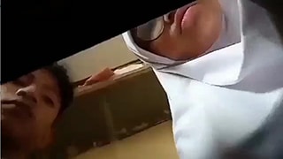 Skandal Panas: Sepasang Abg Sekolah Gode-godean Diam-diam Di Kelas