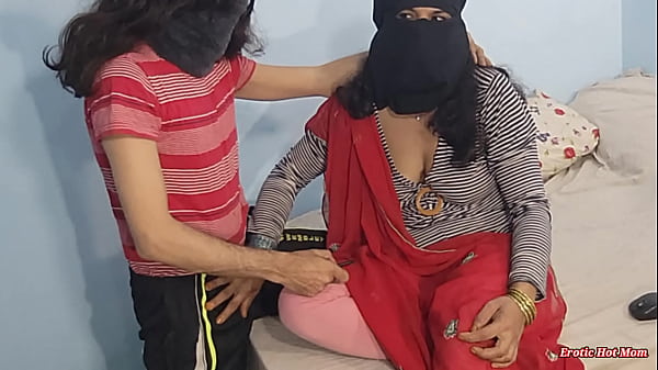 Membayangkan Pacarmu Yang Seksi Dalam Hijab, Merintih Dalam Bahasa Hindi Saat Kau Sodoki Memek India-nya Yang Ketat