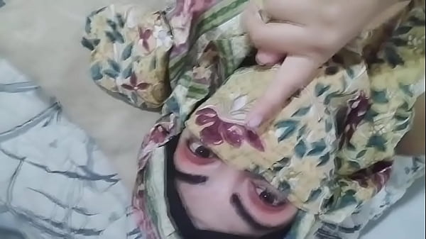 Istri Arab Berjilbab Tua Dan Bergairah Mengocok Memek Basah Sampai Muncrat Saat Suami Sedang Sholat Di Ruangan Lain