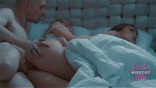 Bokap Tiri Gagahi Dan Crot Dalam Anak Tirinya, Jessie Ames, Di Ranjang Yang Sama Saat Ibu Tirinya Nonton?