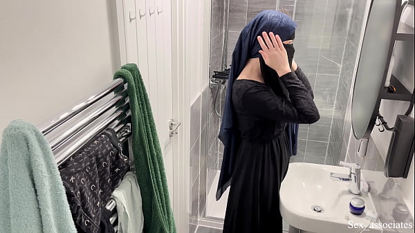 Astaga, Baru Tahu Cewek Arab Begitu. Kutangkap Cewek Muslim Berhijab Lagi Asyik Di Kamar Mandi.