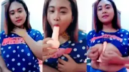 Mbak Iyem Ngesepong Dildo Jepit Di Payudaranya Yang Montok