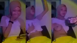 Pamer Payudara Di Balik Jilbab Untuk Kekasih