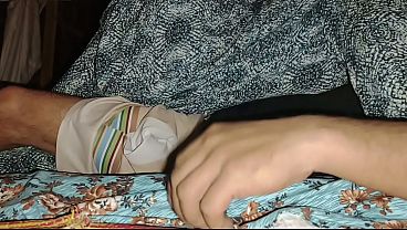 Mami Tiri Itu Semalem Bikin Nikmat Banget, Jari Masuk Dua Ke Memek Sampai Airnya Muncrat.