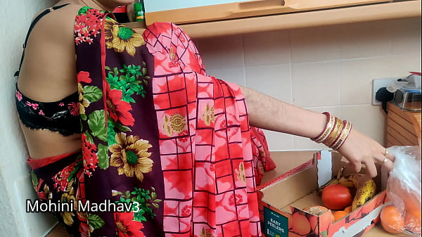 भारतीय देसी फल बेचने वाली गर्म औरत ने ग्राहक से सौदेबाजी करते हुए जमकर चुदाई की हिंदी ऑडियो