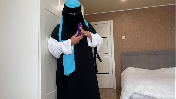 Istri Berhijab Menemukan Mainan Seks Saat Bersih-bersih Dan Jadi Bergairah