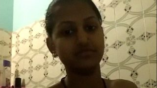 Gadis Desi Nakal Lagi Colmek Sambil Selfie Telanjang Di Kamar Mandi