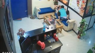 Liburan Kantor, Si Cowok Gentayangan Nyedot Tetek Susu Temen Ceweknya Yang Montok Sampe Basah.