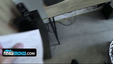 Anak Tiri Cewek Latin Berhasil Menggoda Ayah Tirinya Dengan Tubuh Mulusnya Yang Bikin Mabuk.