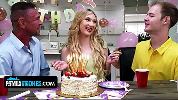 Gadis Kecil Bertetek Alami, Daisy Lavoy, Menggoda Dan Naik Ke Atas Kontol Stepdaddy-nya.