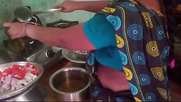 Ibu Rumah Tangga India Lagi Masak Sambil Main-main Seru Sama Pacar.