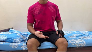 Ibu Tiri Bantu Anak Tiri Yang Cedera Mandi, Malah Godain Dia. Akhirnya Berujung Nyepong Kontol, Sebelum Digenjot Keras.