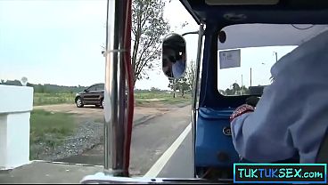 Ibu-ibu Thailand Amatir Digetok Di Jalan, Terus Dibawa Tancap Gas.